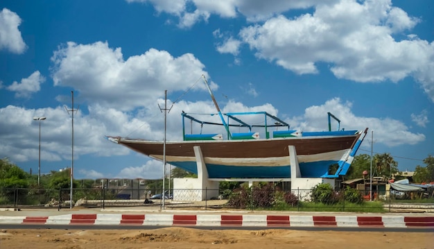 Le beau bateau de pêche, le symbole de Djibouti, est exposé dans les parcs.