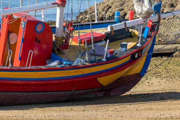 Beau bateau de pêche traditionnel