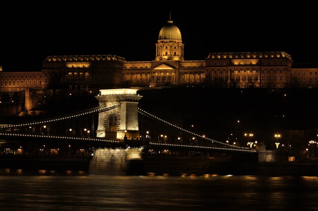 Beau bâtiment à Budapest la nuit illuminé par beaucoup de lumières