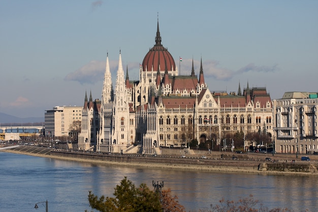 Beau bâtiment du parlement hongrois à Budapest