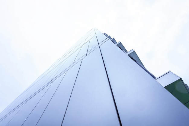 Photo beau bâtiment de ville fait de verre et de béton