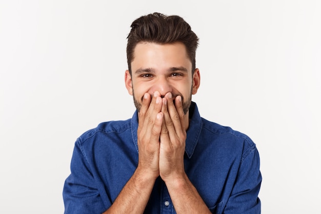 Beau beau beau jeune homme en tenue décontractée en position debout isolé