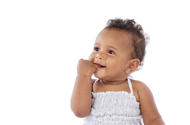 Beau bébé africain isolé sur fond blanc