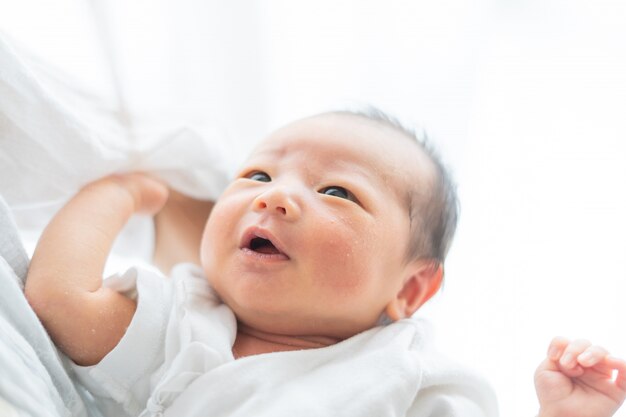 Beau bébé asiatique nouveau-né