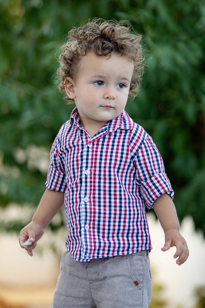 Beau bébé dans le jardin