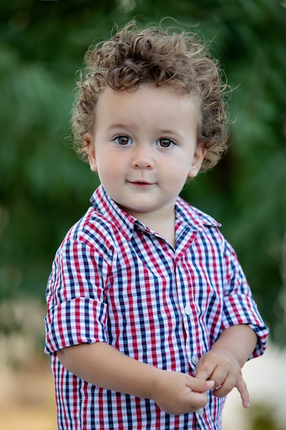 Beau bébé dans le jardin