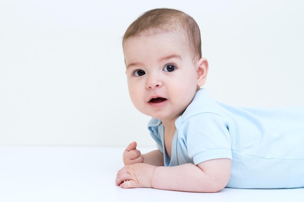 Beau bébé sur fond blanc