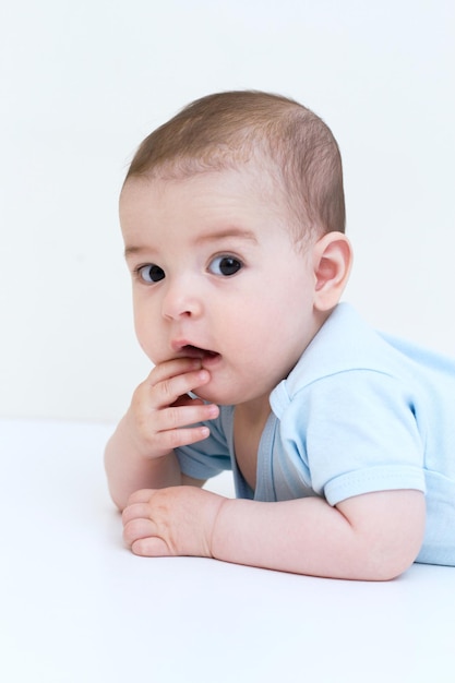 Beau bébé sur fond blanc