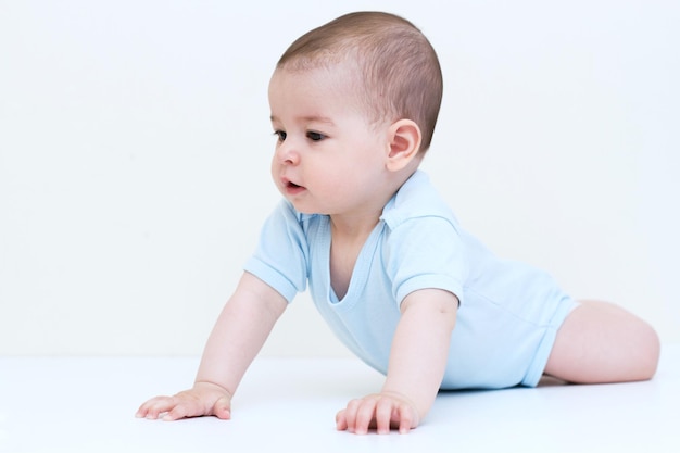 Beau bébé sur fond blanc