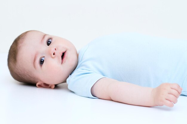 Beau bébé sur fond blanc