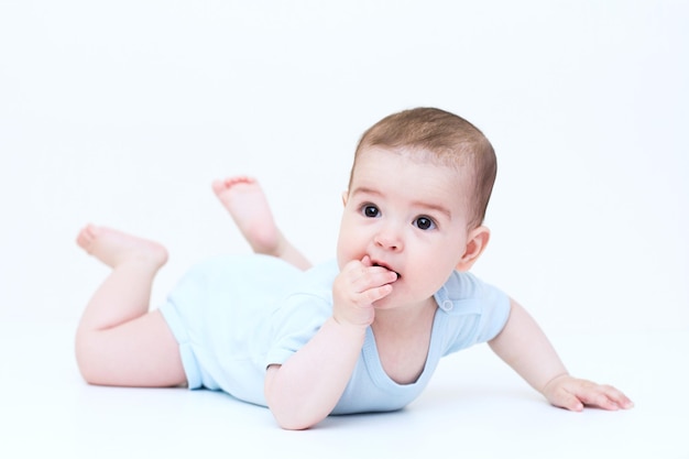 Beau bébé sur fond blanc