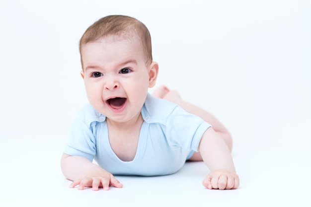 Beau bébé sur fond blanc