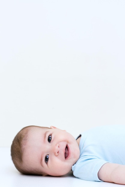 Beau bébé sur fond blanc