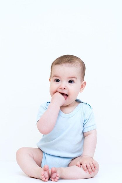 Beau bébé sur fond blanc