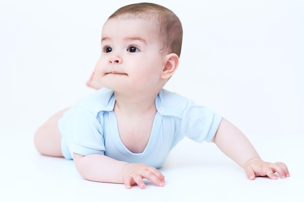 Beau bébé sur fond blanc