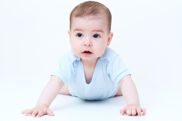 Beau bébé sur fond blanc