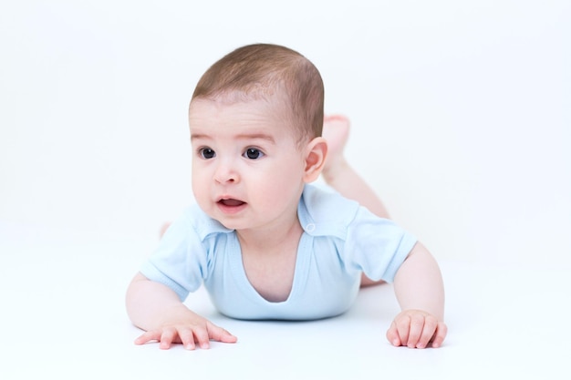 Beau bébé sur fond blanc