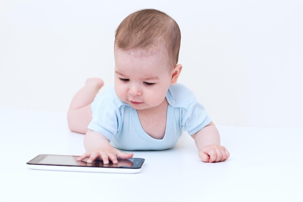 Beau bébé jouant avec une tablette