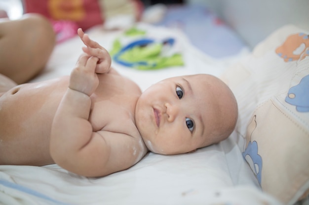 Beau bébé mignon souriant