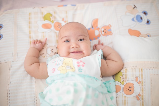 Beau bébé mignon souriant