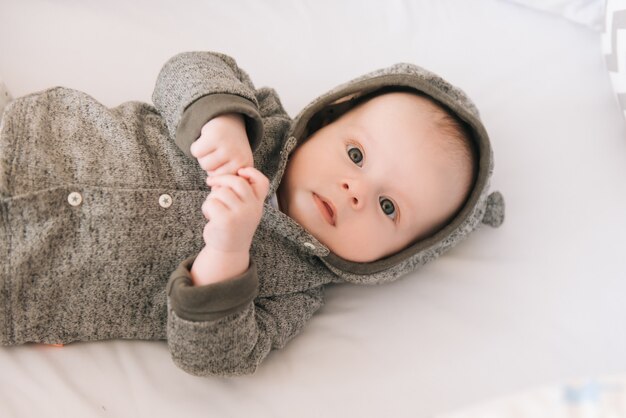 Beau bébé nouveau-né couché dans le berceau