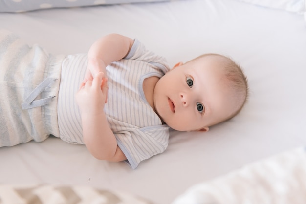 Beau bébé nouveau-né couché dans la crèche