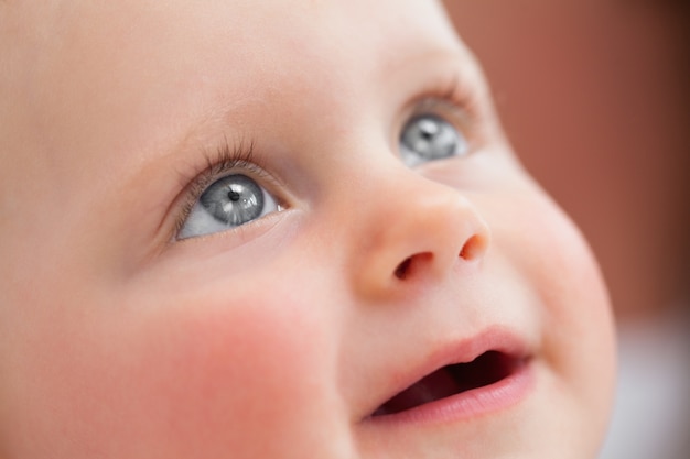 Beau bébé ouvrant les yeux