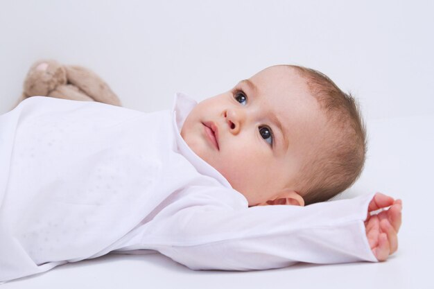 Beau bébé portrait sur fond blanc