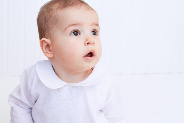 Beau bébé portrait sur fond blanc