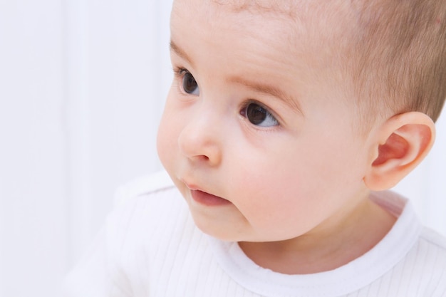 Beau bébé portrait sur fond blanc