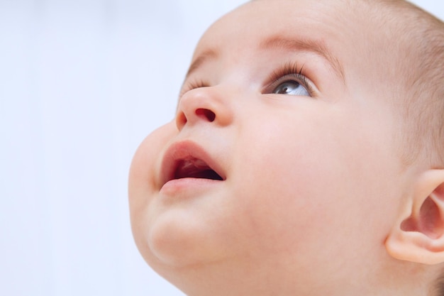 Beau bébé portrait sur fond blanc