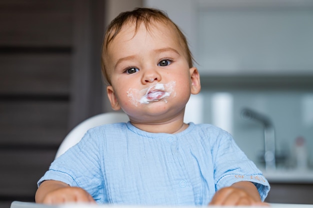 Beau bébé qui mange