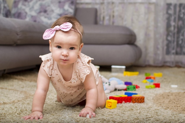 Beau bébé rampe dans la pépinière