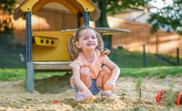 Beau bébé s'amusant par une chaude journée d'été ensoleillée