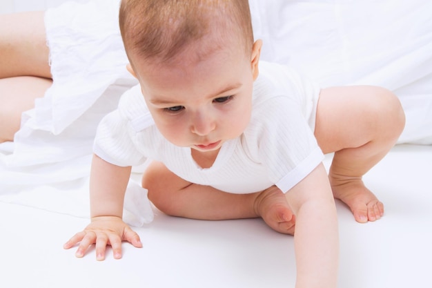 Beau bébé avec sa mère