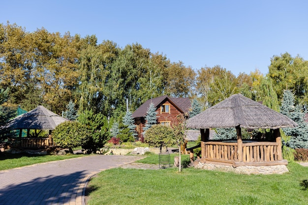 Beau Belvédère En Bois Pour Les Loisirs De Plein Air Endroit En Pleine Nature Avec Une Maison En Bois