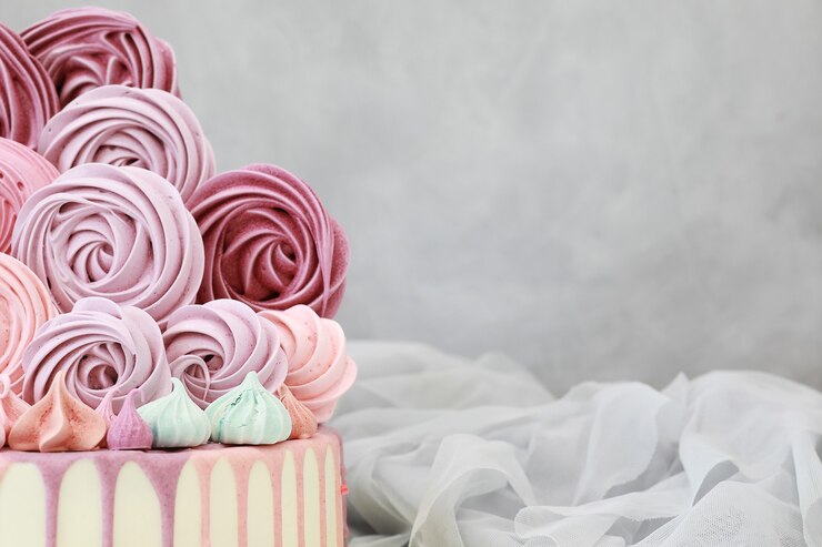 Photo beau biscuit de gâteau de fête avec différentes crèmes et décoré