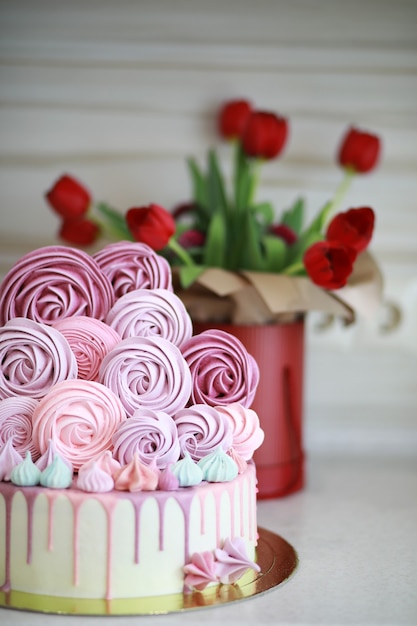 Beau biscuit de gâteau de fête avec différentes crèmes et décoré