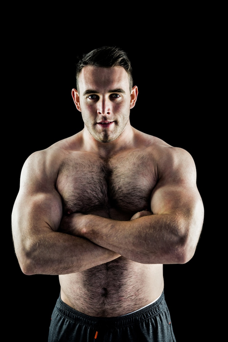 Photo beau bodybuilder avec les bras croisés