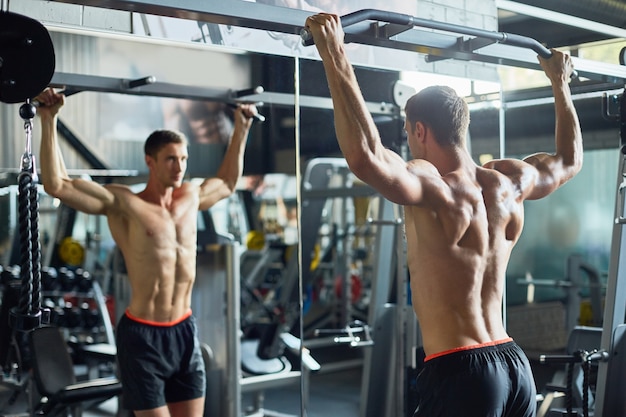 Beau bodybuilder concentré sur la formation