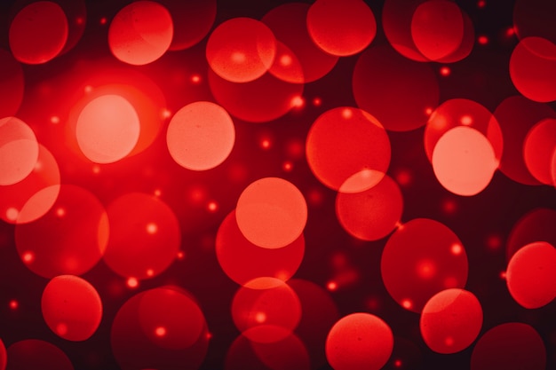 Beau bokeh rouge sur une surface noire