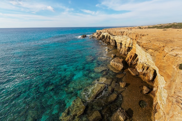 Beau bord de mer à Chypre au lever du soleil