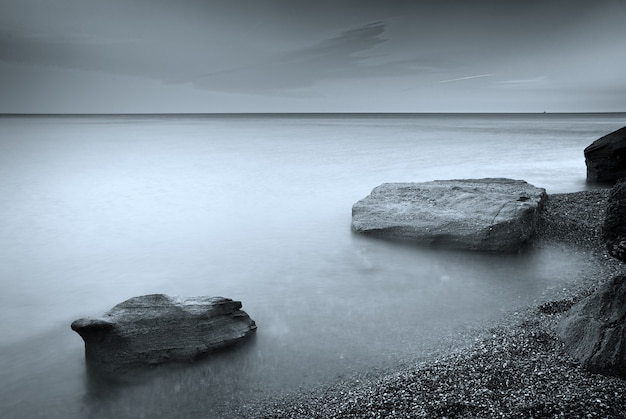 Beau bord de mer rocheux avec la mer calme