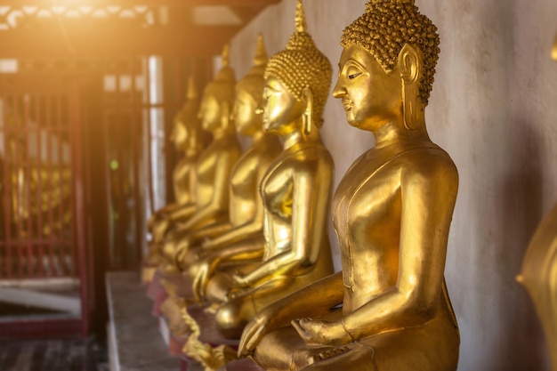 Beau Bouddha d&#39;Or Nombreuses statues au Wat Phra Si Rattana Mahathat à Phitsanulok