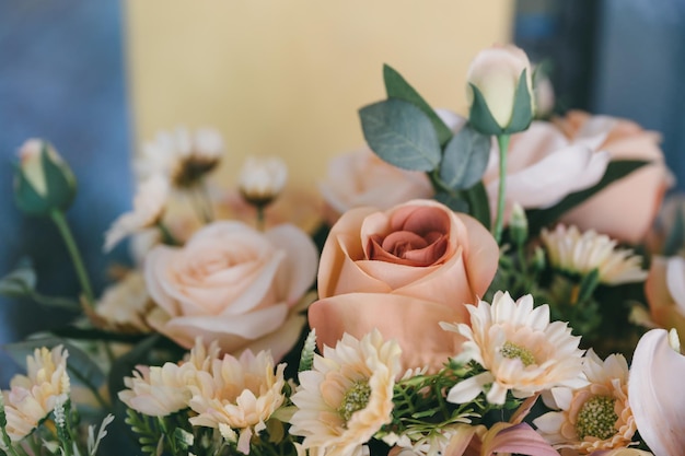 Beau bouquet artificiel fleurs fond ornemental. Ton rétro