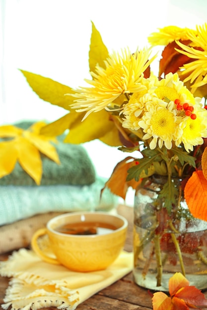 Beau bouquet d'automne avec des fleurs de chrysanthèmes sur le rebord de la fenêtre