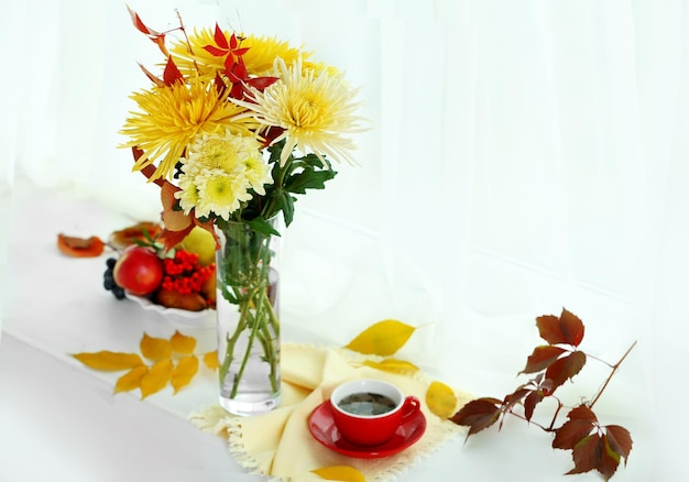 Beau bouquet d'automne avec des fleurs de chrysanthèmes sur le rebord de la fenêtre