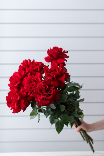 Photo beau bouquet de belles fleurs. le travail du fleuriste. livraison de fleurs