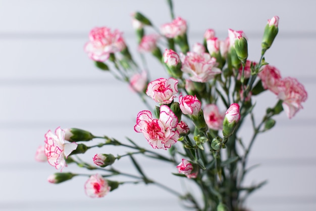 Beau bouquet de belles fleurs. Le travail du fleuriste. Livraison de fleurs