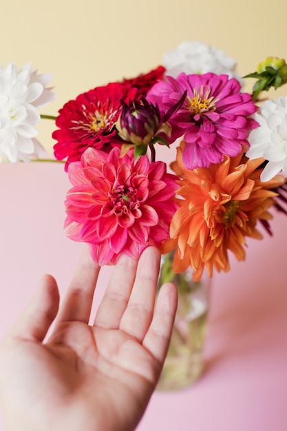 Beau bouquet de dahlia dans un vase